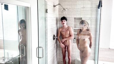 Sienna Harpers enger Latina-Arsch nimmt Eric Troyers tiefe Kehl-Fick-Session
