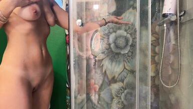 Angelina Love chauffe son mari avec ses gros seins naturels et se fait démonter fort sous la douche