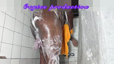 Bibi 58 & Honyport share a steamy bath - amateur homemade video