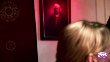 La blonde Carly Parker gobe profond et chevauche fort la grosse queue de Peter Lee dans le noir