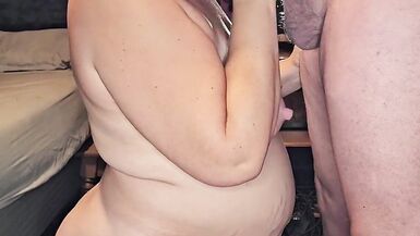 Mira a Redheadcreampie420, la milf embarazada de tetas grandes, chupa y la chupa como una pro