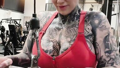 Mate Melody Radford exhibe son corps fit à la salle en tenue moulante et haut moulant