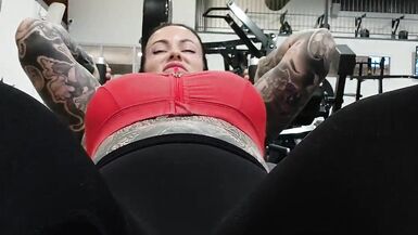 Mira a Melody Radford presumir su cuerpazo en el gimnasio con ropa ajustada y un top ajustado