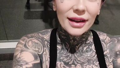 Watch Melody Radford flaunt her fit body at the gym in tight workout clothes and a tight top