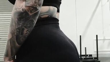 Watch Melody Radford flaunt her fit body at the gym in tight workout clothes and a tight top