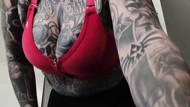 Watch Melody Radford flaunt her fit body at the gym in tight workout clothes and a tight top