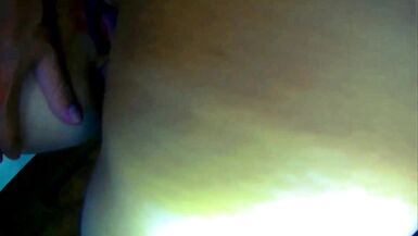 Le trou du cul serré de Hotlia écarté sur la table de la cuisine avec un gode