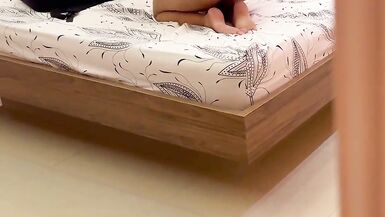 Madrasta Dweybigass destrói brinquedo no colo enquanto assiste vídeo pornô