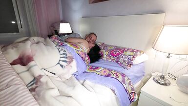 MILF chaude partage son lit avec sa belle-mère poilue et reçoit une surprise bien crémeuse