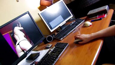 Lisa Spice, la secrétaire sexy, fait une pipe baveuse en lingerie et bas