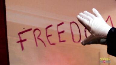 Regarde Carly Parker découvrir une grosse surprise de Paul Chaplin pendant quelle exhibe ses faux seins et prend sa grosse bite par derrière