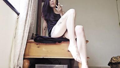 Mpussypunisher se toca y se da placer en su conchita rosada con sus pies sexys en POV