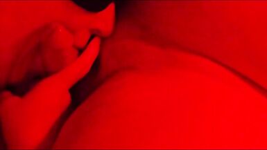 Slavegirl masterJ fait une pipe en gros plan à sa MILF amateur sexy