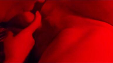 Amo de esclava le hace una mamada en primer plano a su esclava milf amateur