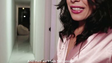 La MILF sexy de mon voisin drague dans lascenseur, alors je la rends visiter pour du fun innocent.