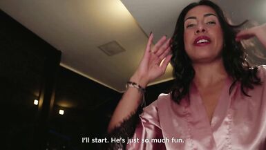 La MILF sexy de mon voisin drague dans lascenseur, alors je la rends visiter pour du fun innocent.