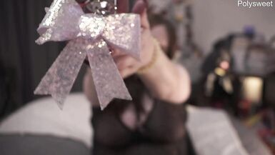 MILF morena curvy presenta un solo chiste de cumpleaños con arnés y acción BDSM