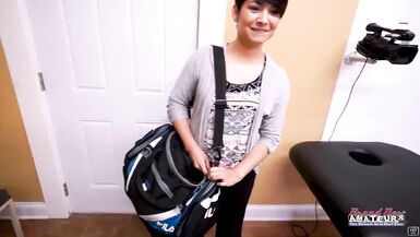 Jae Scott enlouquece com dildo, engole fundo e leva forte em POV