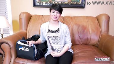 Jae Scott se desata con dildo, hace garganta profunda y la follan duro en POV