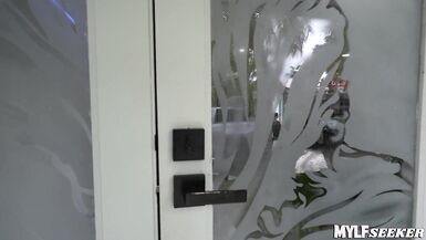 Alyssia Vera büyük göğüslerini ve kıçını Leo Valentino tarafından POVda dövülüyor