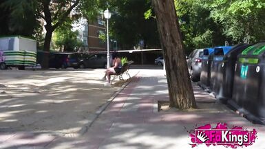 Emmita Smile apprend à un jeune étalon comment baiser comme une pro avec ses seins tombants et son corps passionné - 1 image