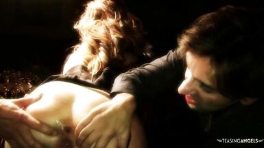 Dirty Dog and Gabriela Glazer double pénètrent la grosse queue dure de Pascal White sur la table de poker