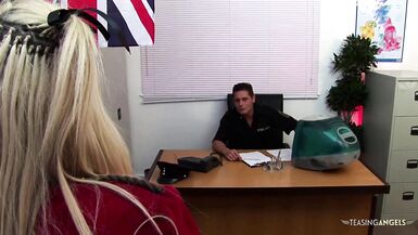 Oliver Sanchez scopa una milf bollente sulla sua scrivania mentre la sua partner tettona guarda da vicino