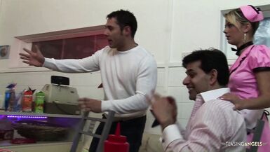 Chloe Delaure, Carly Parker, Amy Anderssen et leur amie samusent dans la cuisine avec un groupe de mecs