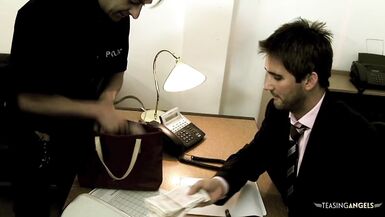 Claudia Adams gémit de plaisir en prenant deux bites dures dans ses trous serrés et se prend une grosse faciale