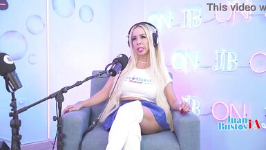 Mira cómo las tetas perfectas de PamelaXpice rebotan montando un consolador enorme de forma salvaje