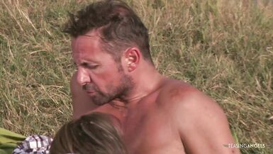 Stephanie Sierra e Frank Gun se pegam loucamente no mato