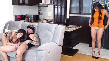 Üvey baba onu ıslak kedi sikerken Üvey anne Summer_steph üvey oğlunun sert horozuna karşı koyamaz - 6 image