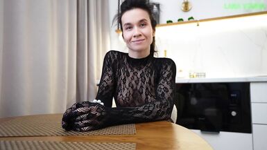 La maman milf sexy de mon meilleur pote me séduit pour baiser sa chatte serrée en talons hauts et bas - 1 image