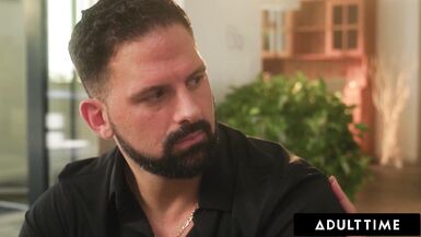 Nelly Kentin yeni damızlık komşuları onun sıkı kıçına sırayla giriyor ve sert horozuyla ona çift nüfuz ediyor