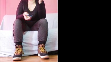 Mira cómo esta MILF latina sexy se pone sucia en acción interracial