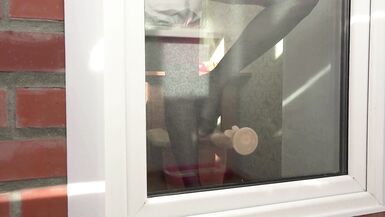 Vicina MILF beccata mentre si masturba con un dildo davanti alla porta del balcone - 3 image