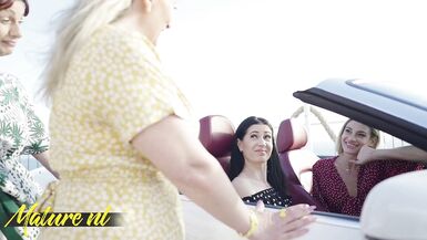 Mate ces MILFs pulpeuses aux gros seins naturels se lèchent la chatte en public