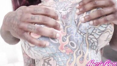 Kızıl saçlı Güzel Kaplan Lillynin kedisi siyah canavar horoz tarafından sonuna kadar gerildi