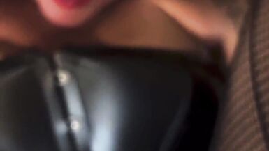 Versaute MILF mit großen Titten reitet einen harten Schwanz im Korsett and Strümpfen