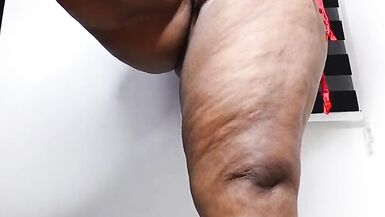 Sieh zu, wie Mara Exotics saftige Ebony-Pussy in roter Dessousse gereizt und gefingert wird