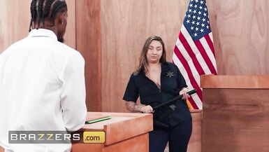 Alexis Fawx pretende una soddisfazione anale da Damion As The Judge e riceve un pompino bagnato da lui.