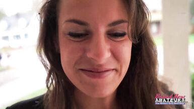 Brune MILF pulpeuse Lilly M pipe profonde, avale chaude, grosse envie !