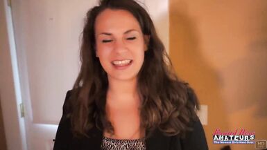 Brune MILF pulpeuse Lilly M pipe profonde, avale chaude, grosse envie !