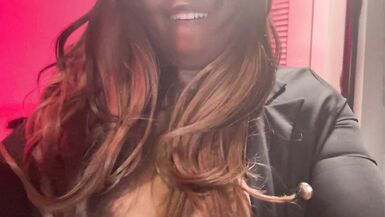 MILF black Nikki Lately joue avec un sextoy anal et une culotte sexy