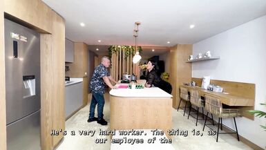 MILF nerd latina esposa é humilhada pelo pauzão do chefe enquanto o marido corno assiste! - 1 image