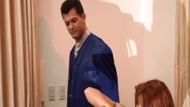 MILF asiáticas Kris Knight y Lexi Bardot se dejan estirar el culo apretado por un tío bien dotado en lencería y medias