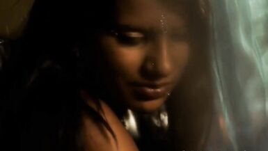 La sensuelle beauté brune vous séduit nue