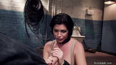 Vollbusige MILF Sklavin bekommt Titsjob Dreier - 6 image
