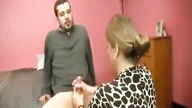 Sexy Milf wichst einen großen Schwanz - 4 image