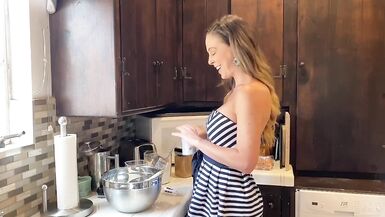 TRAILER Cherie DeVille traite son vrai beau-fils pour obtenir lingrédient secret dun biscuit pour le club de lecture MIlF